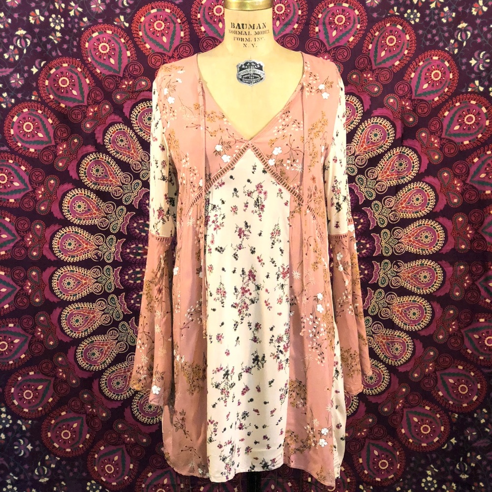 BASICALLY NEW Bell sleeved dress!